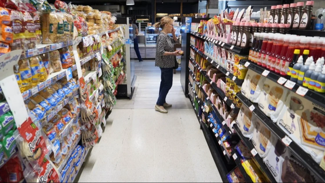 Los salarios arrancaron 2024 muy atrás de la inflación: cuánto perderían a lo largo del año