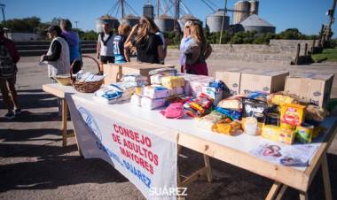 Entrega de alimentos y productos no perecederos al merendero “Manos Solidarias”