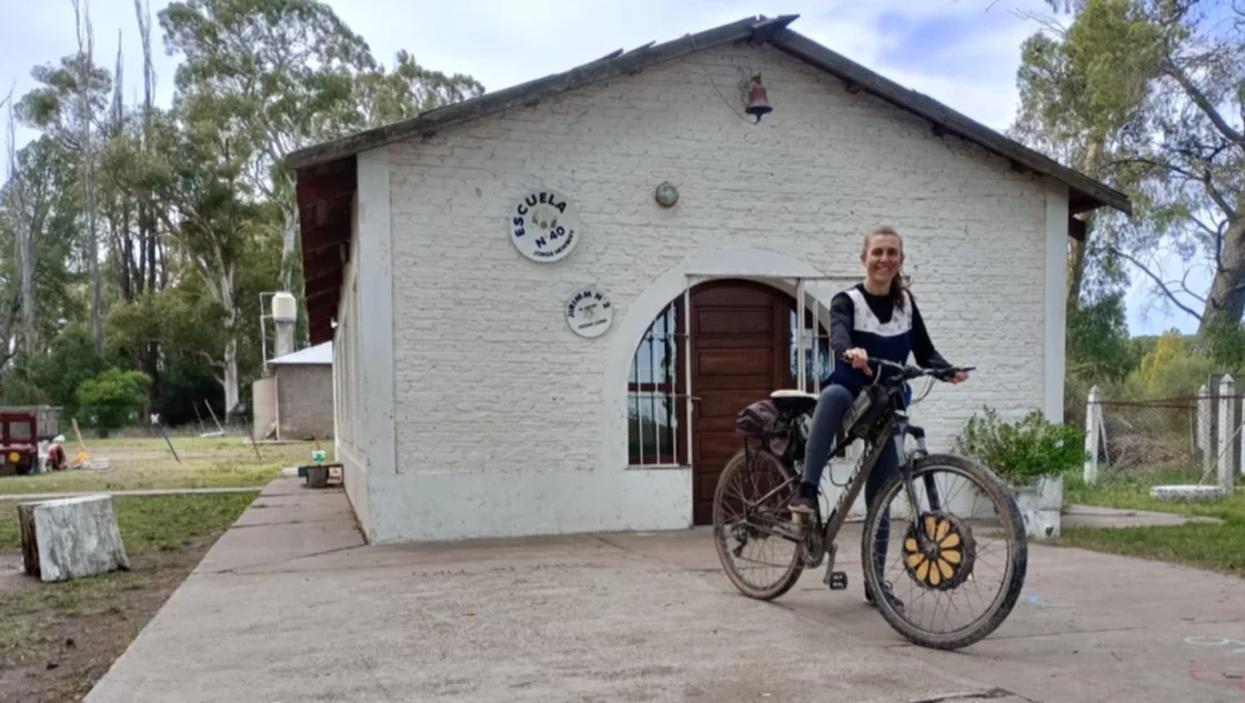 Luciana: la portera que hace 70 km para llegar a la escuela rural