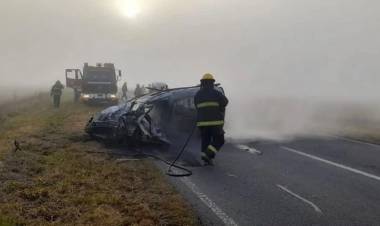 Dos personas murieron en triple choque: uno de los vehículos se incendió