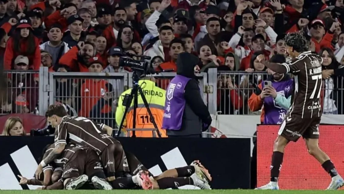 Platense dio el golpe en el Monumental y eliminó a River en la tanda de penales