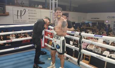 Matias Martinez representando a Club El  Progreso gano por nocaut en la pelea profesional de fondo