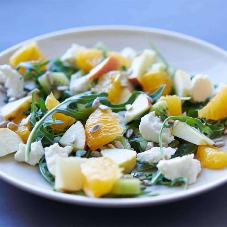 Ensalada de rúcula con kiwi y queso