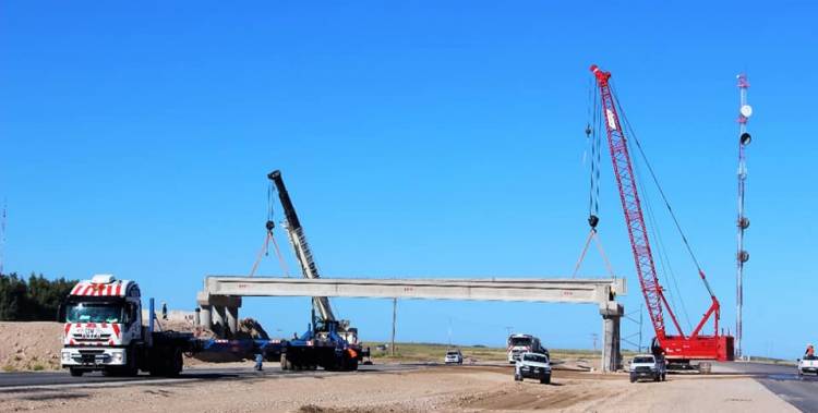 Finalización del montaje de vigas en el puente del Km 18 entre Tornquist y Bahía Blanca de la Ruta Nacional 33.