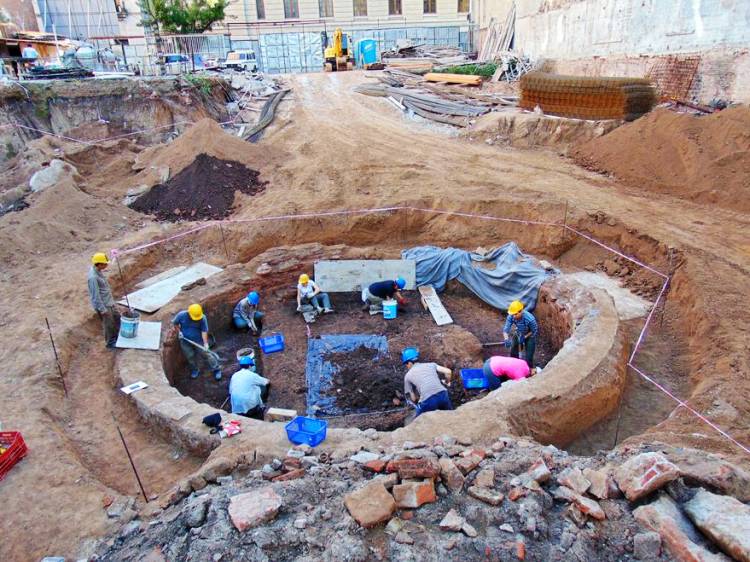 Excavaron para hacer un edificio en donde vivió Juan Manuel de Rosas y recuperaron tesoro histórico