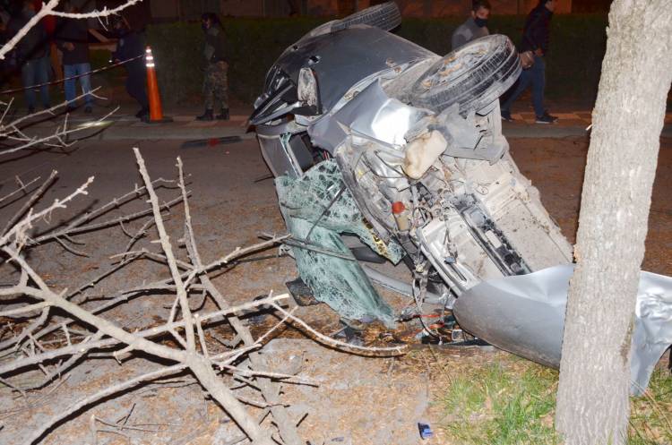 Pringles: Impactante choque con vuelco y heridos