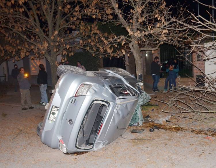 Pringles: Impactante choque con vuelco y heridos