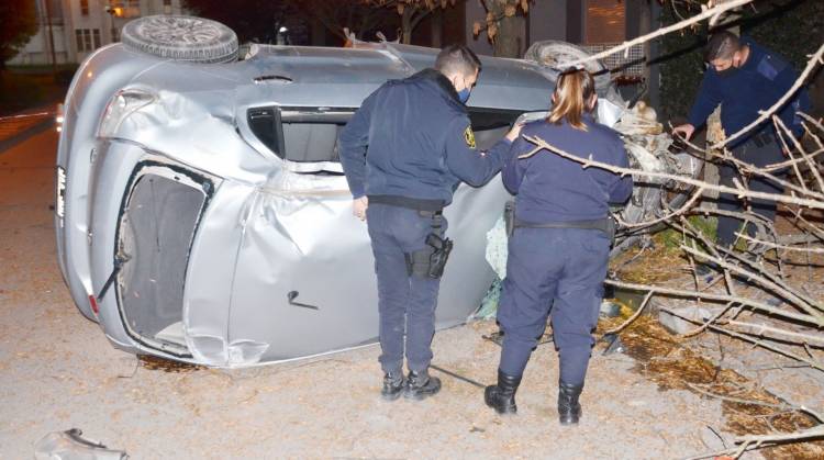 Pringles: Impactante choque con vuelco y heridos