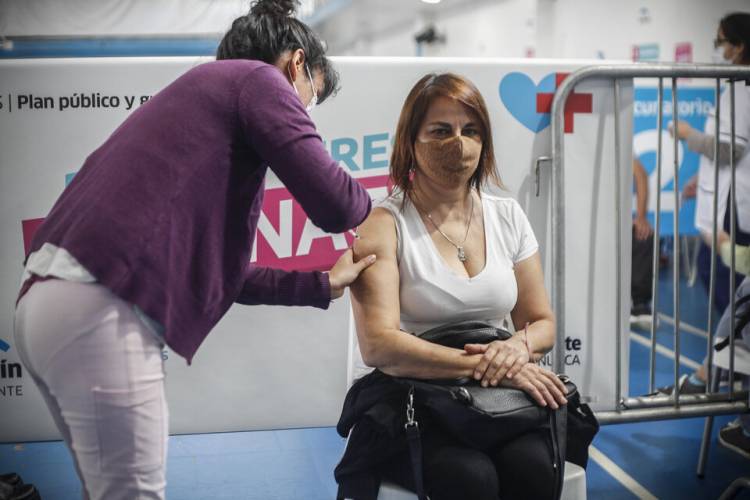 Argentina cada vez más cerca de tener la mitad de la población con 1 dosis y todos los mayores con 2