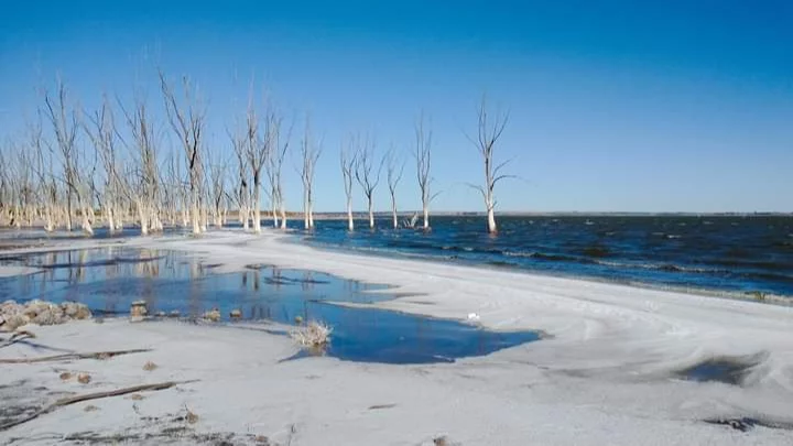 Epecuén, blanca y radiante: un manto de "nieve salada" volvió a cubrir la costa