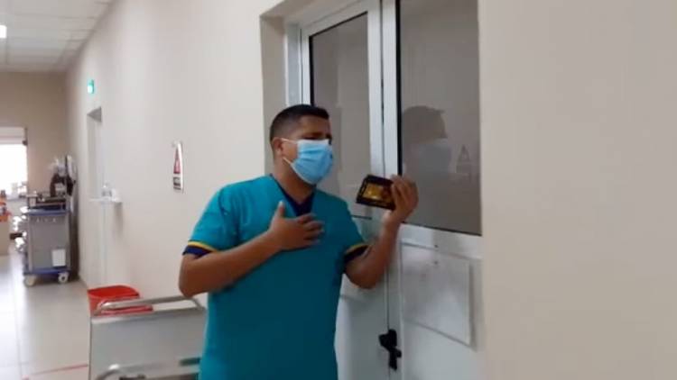 Un ambulanciero les canta a los pacientes con coronavirus para "darles un poco de alegría"