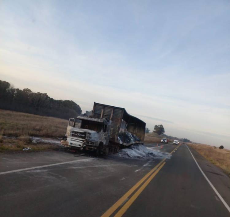 Un camión se incendió en plena ruta 51