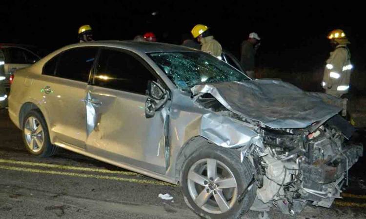 Dos autos chocharon contra vacas sueltas en la Ruta 72
