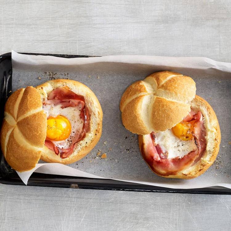 Bollitos de pan con huevo y jamón cocido