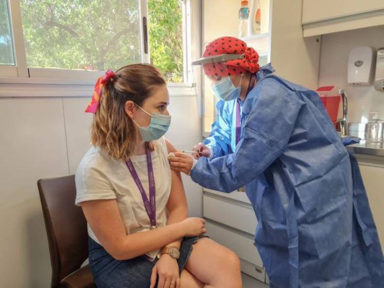 La vacuna será libre en la provincia para toda la población mayor de 18 años desde el viernes