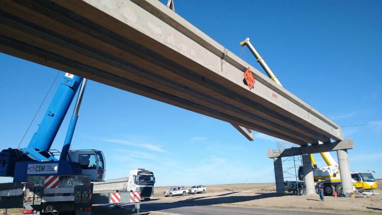 FINALIZÓ EL MONTAJE DE VIGAS EN LA AUTOPISTA RN 33 ENTRE BAHIA BLANCA Y TORNQUIST