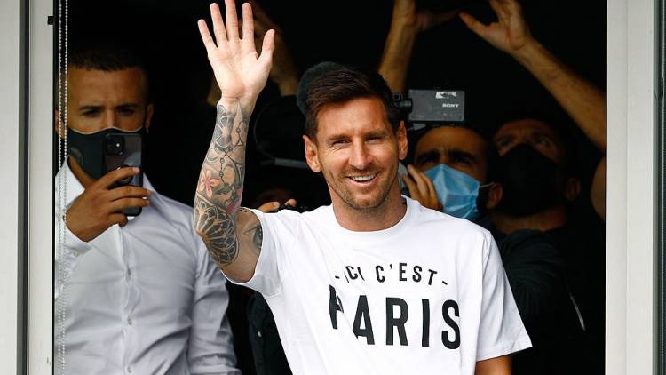 Messi acompañado por su familia llegó a París para firmar con el PSG