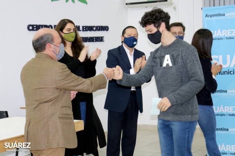 El Intendente Moccero entregó más de 1.500.000 pesos en becas a estudiantes del distrito