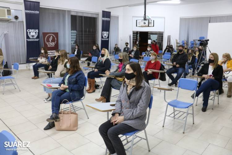 El Intendente Moccero entregó más de 1.500.000 pesos en becas a estudiantes del distrito