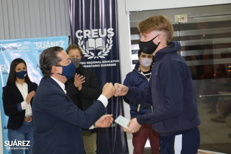 El Intendente Moccero entregó más de 1.500.000 pesos en becas a estudiantes del distrito