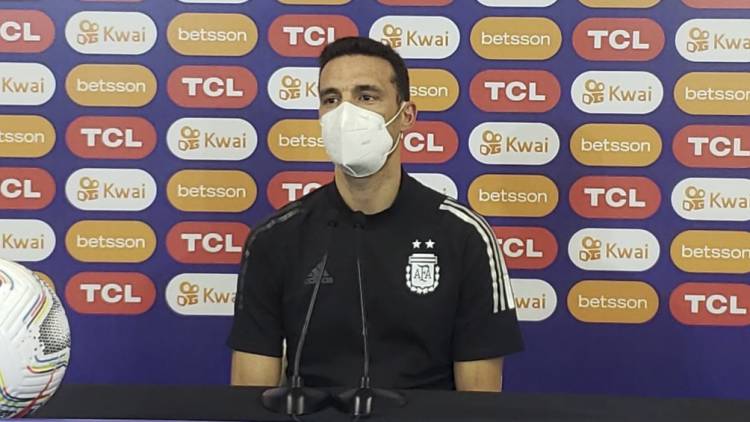 Scaloni llegó al país y se espera el anuncio de la lista para la triple fecha