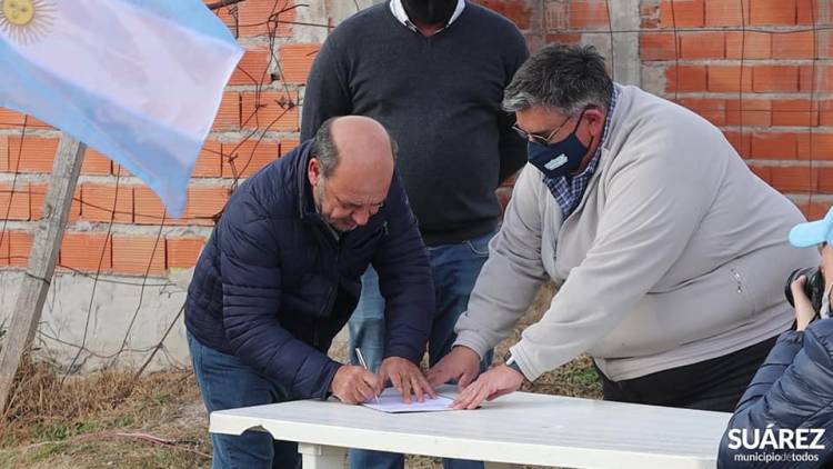 Moccero firmó el acta para reactivar la obra de la Secundaria N° 5 de Santa Trinidad