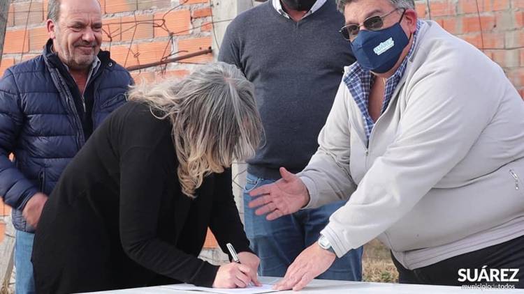 Moccero firmó el acta para reactivar la obra de la Secundaria N° 5 de Santa Trinidad
