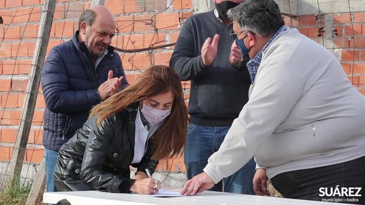 Moccero firmó el acta para reactivar la obra de la Secundaria N° 5 de Santa Trinidad