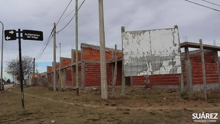 Moccero firmó el acta para reactivar la obra de la Secundaria N° 5 de Santa Trinidad