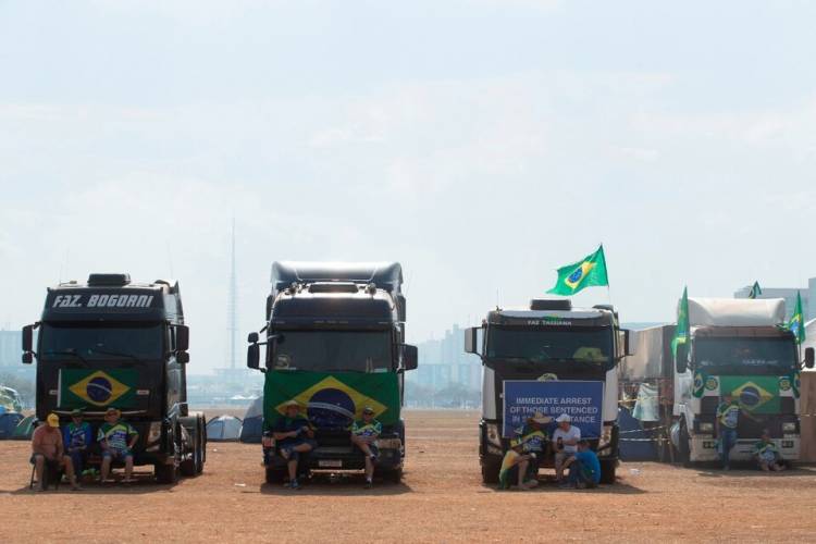 Brasil: acampe amenazador de camioneros bolsonaristas