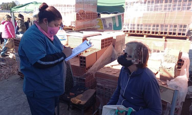 Un grupo de mujeres va casa por casa rescatando posibles víctimas de violencia