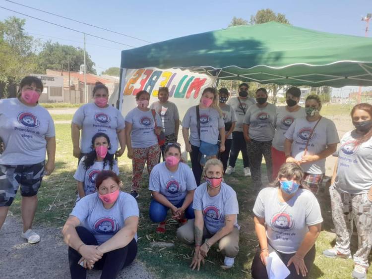 Un grupo de mujeres va casa por casa rescatando posibles víctimas de violencia