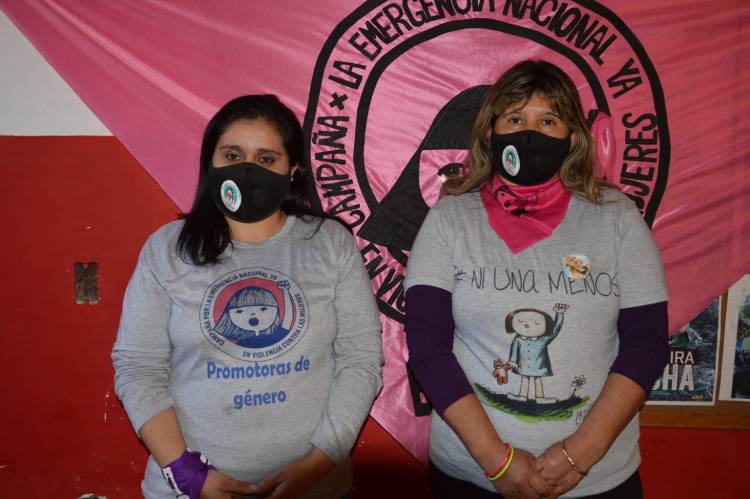 Un grupo de mujeres va casa por casa rescatando posibles víctimas de violencia