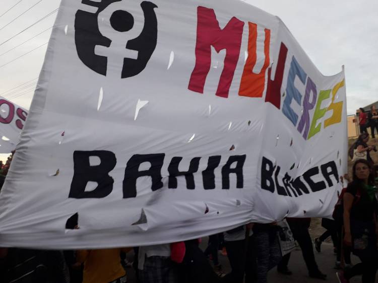 Un grupo de mujeres va casa por casa rescatando posibles víctimas de violencia