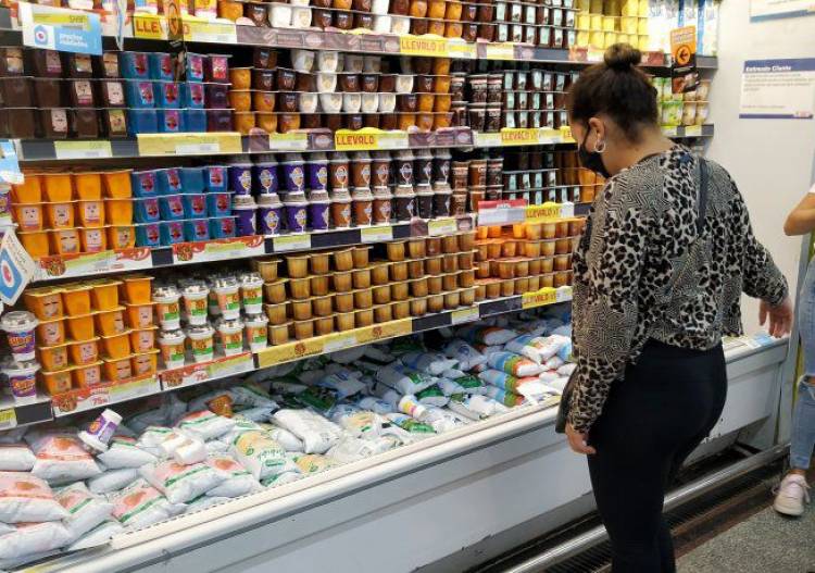 Para bajar la inflación, el gobierno busca congelar los precios de 900 productos hasta el 7 de enero