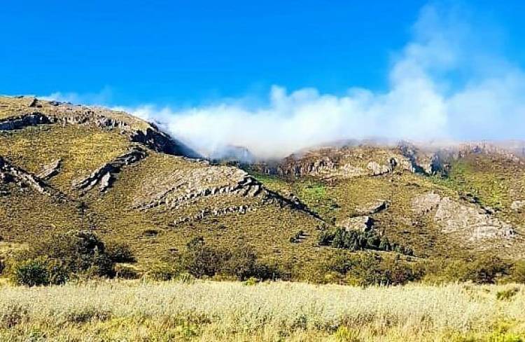 Bomberos de Tornquist, Sierra de la Ventana y Villa Ventana luchan contra un incendio en las sierras