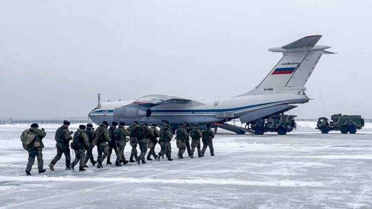 Tropas de Rusia y aliados iniciaron la retirada de Kazajistán tras los mortales disturbios