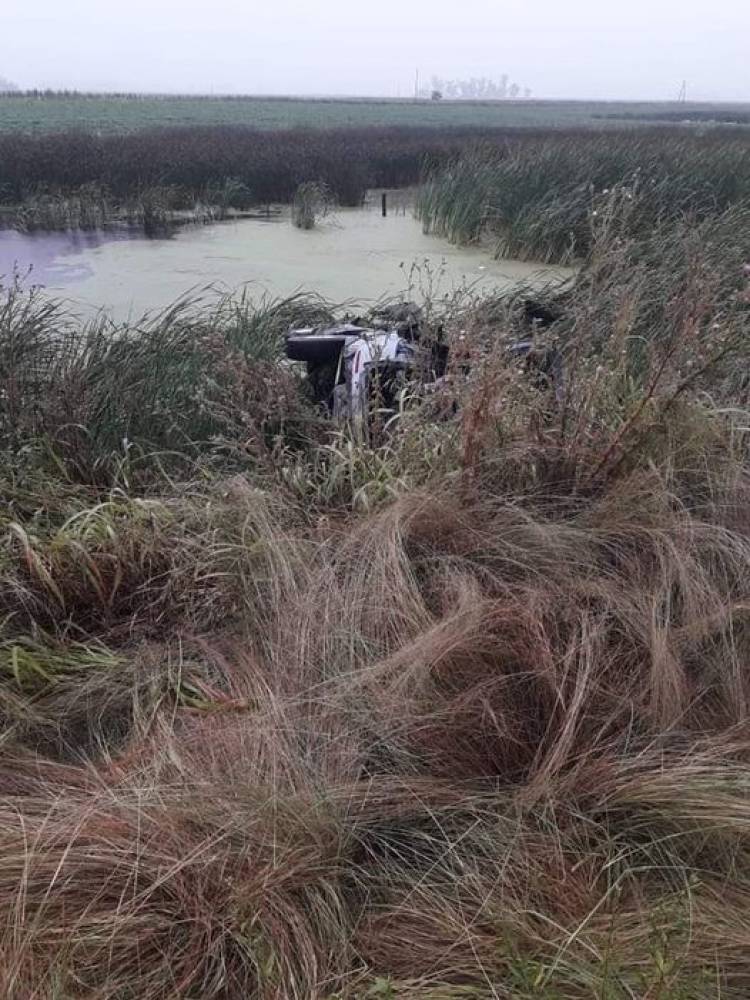 Trágico vuelco en Ruta 65, un hombre muere ahogado tras volcar