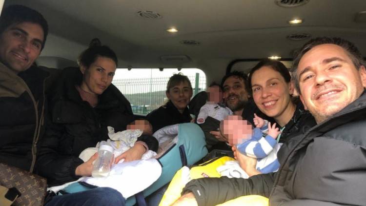 Familias argentinas y sus bebés por vientres subrogados llegaron a Polonia