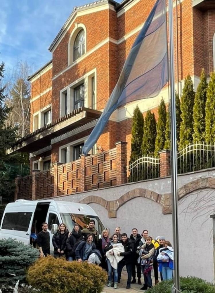 Familias argentinas y sus bebés por vientres subrogados llegaron a Polonia