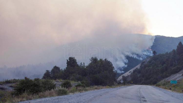 Permanece activo el foco de incendio forestal en Bariloche