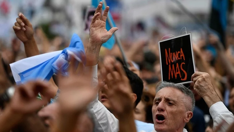 Tras dos años, el Día Nacional de la Memoria vuelve a conmemorarse en la Plaza de Mayo