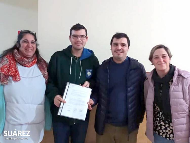 Huanguelén: el Jefe de Gabinete entregó tenencias precarias de terrenos y subsidios a instituciones educativas