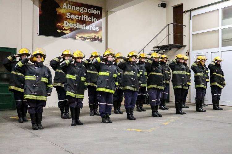 Coronel Suárez incorporó 16 Bomberas y Bomberos Voluntarios al Cuerpo Activo 