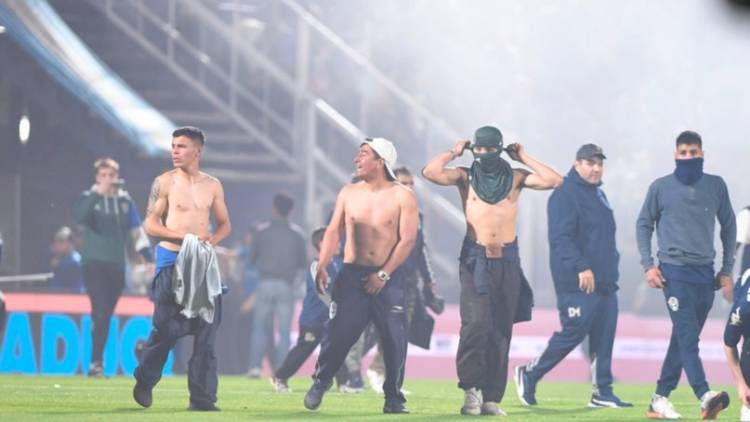 ¿Peligran los partidos? Policías planean renunciar a los servicios de cancha por los incidentes en La Plata