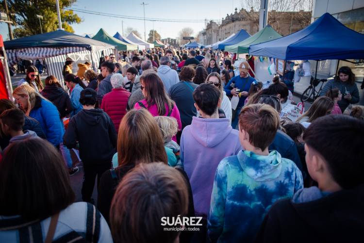 “Vendimos todo” fue la expresión de los representantes de instituciones y artesanos presentes en #suárezpeatonal 