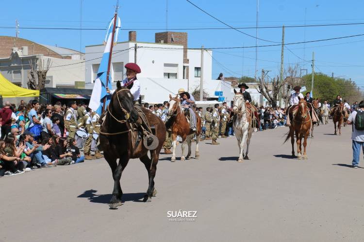 Más de 40 instituciones participaron del tradicional desfile por las calles de Huanguelén