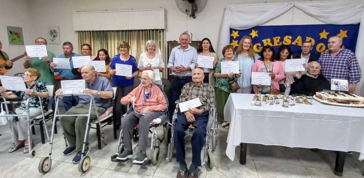 Adultos terminaron su educación primaria en C. Suárez
