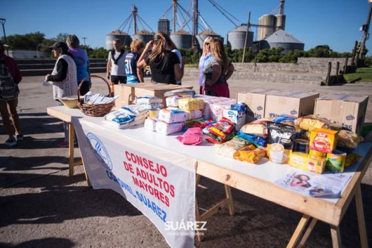 Entrega de alimentos y productos no perecederos al merendero “Manos Solidarias”