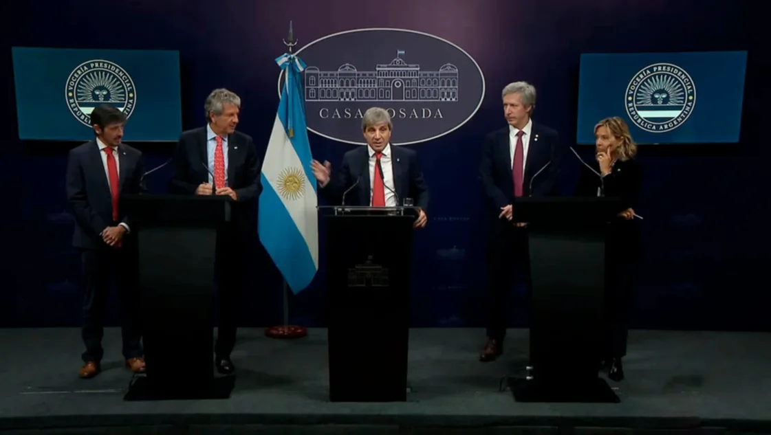 "Tus dólares, tu decisión": el Gobierno anunció el plan para usar dólares no declarados